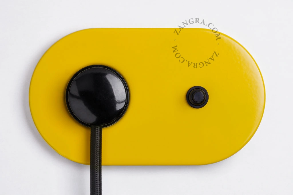 tomada e interruptor embutidos em amarelo - botão de pressão preto