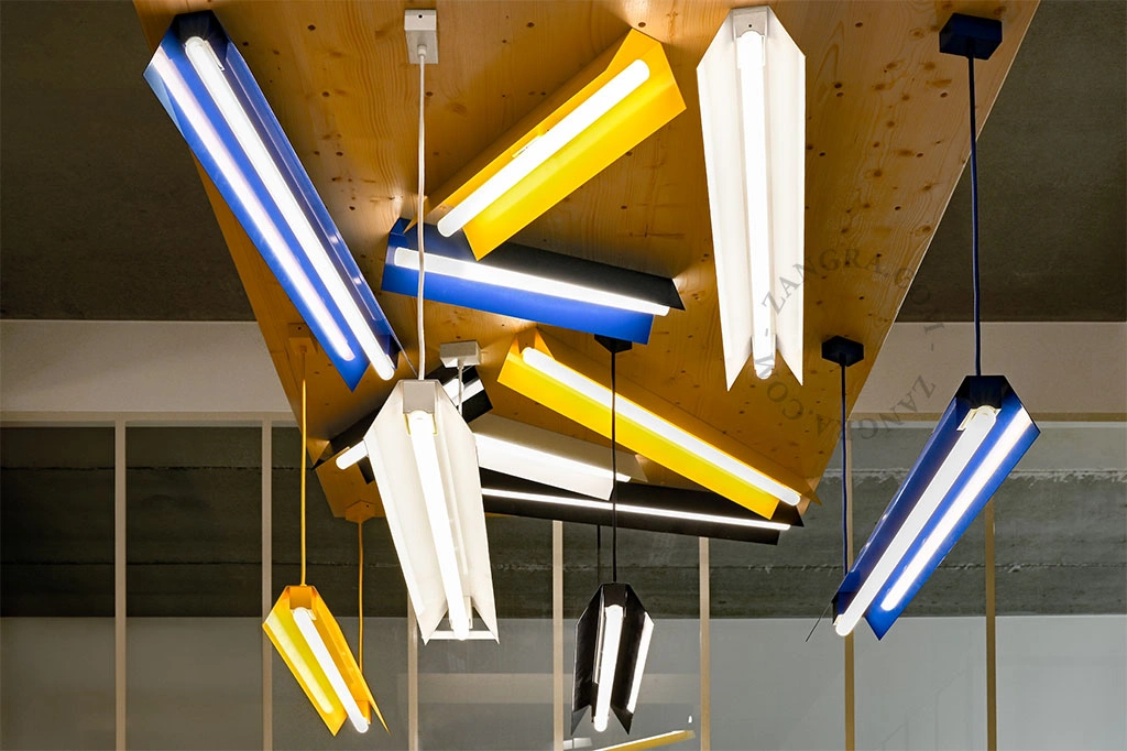 żółta lampa liniowa