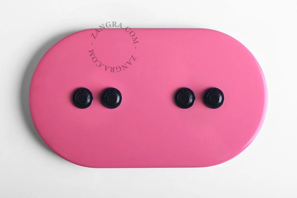 roze schakelaar met 4 zwarte drukknoppen
