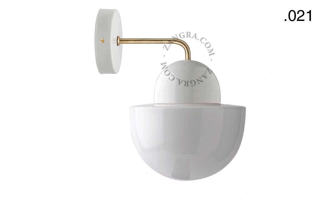 wandlamp van porselein en glas