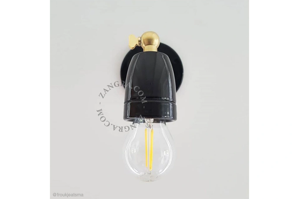 regulowana lampa ścienna w czarnej lub białej porcelanie