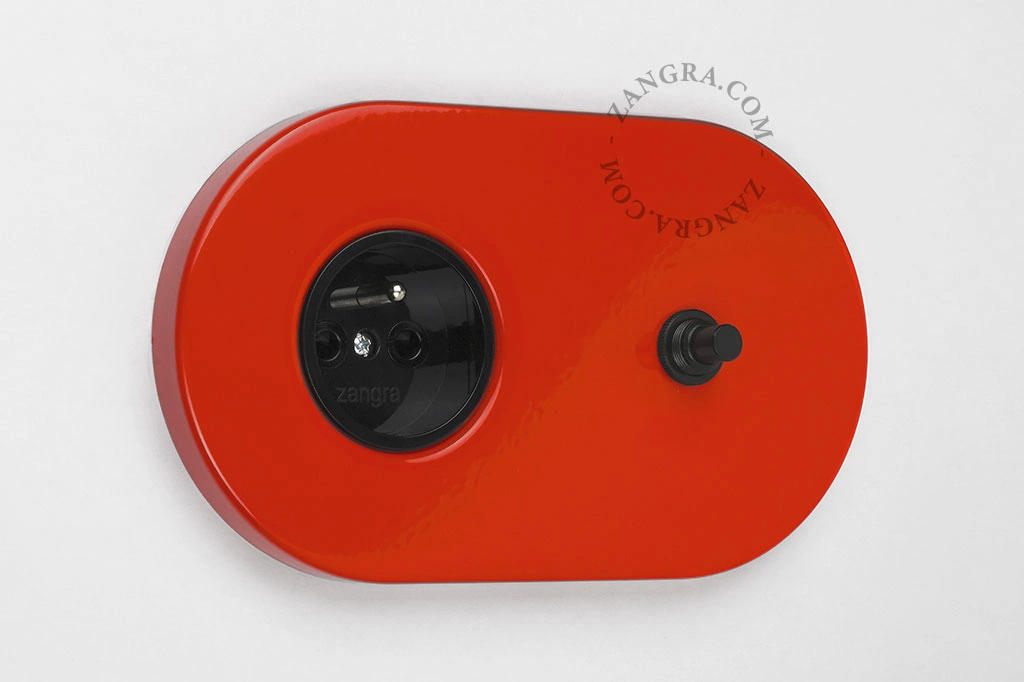 rood stopcontact met drukknop - zwart