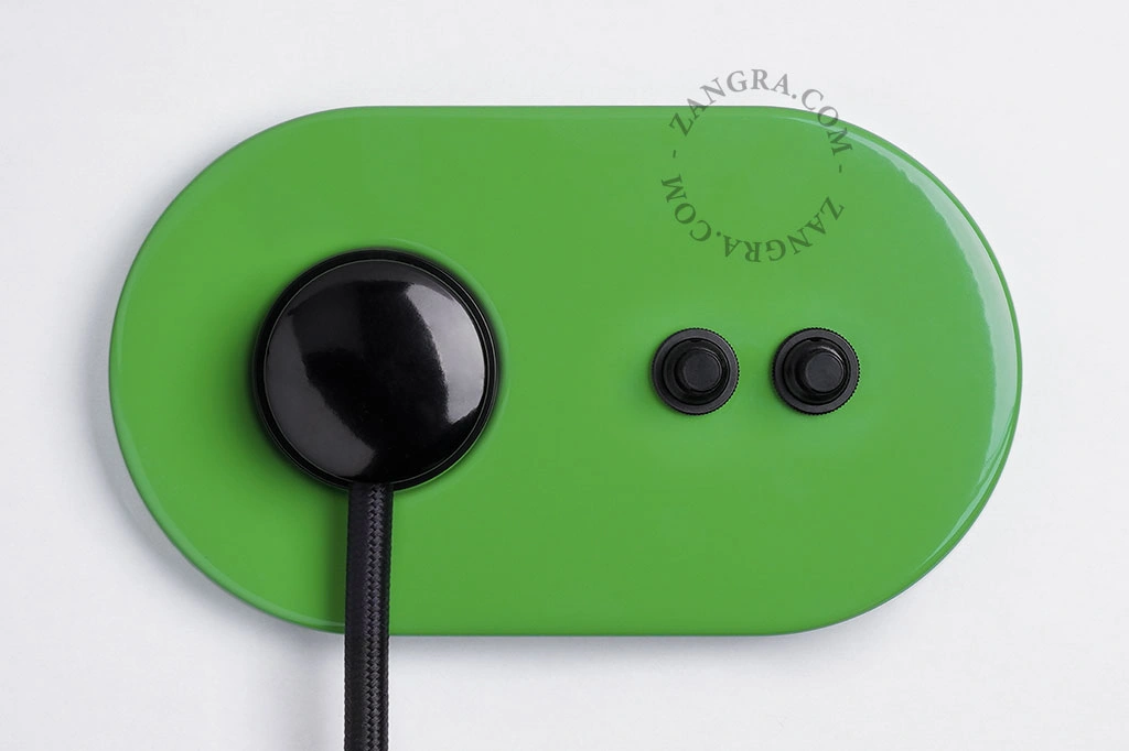 prise murale verte avec double interrupteur - boutons-poussoirs noirs