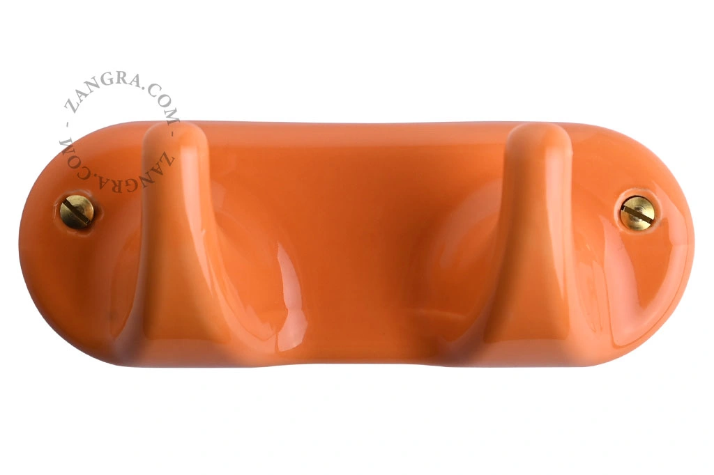orangefarbener Porzellanhaken