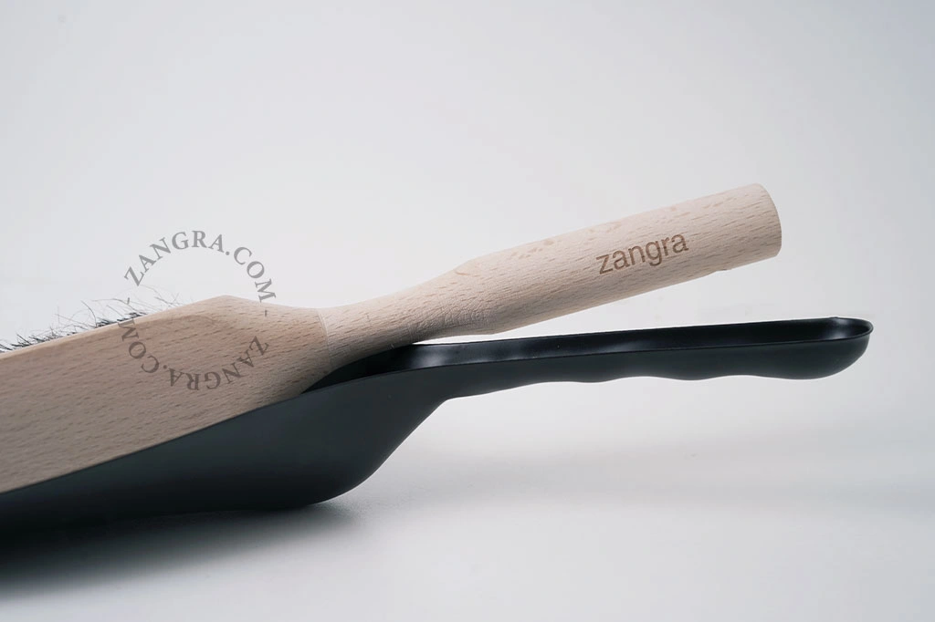 pala y cepillo de madera