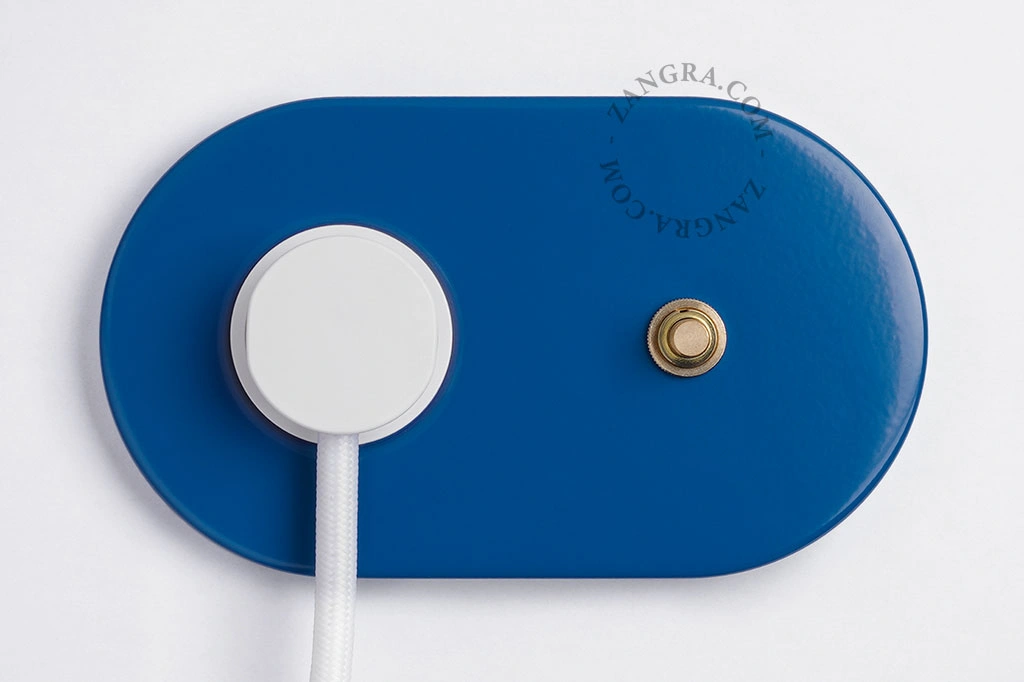 blauw stopcontact met goudkleurige drukknop