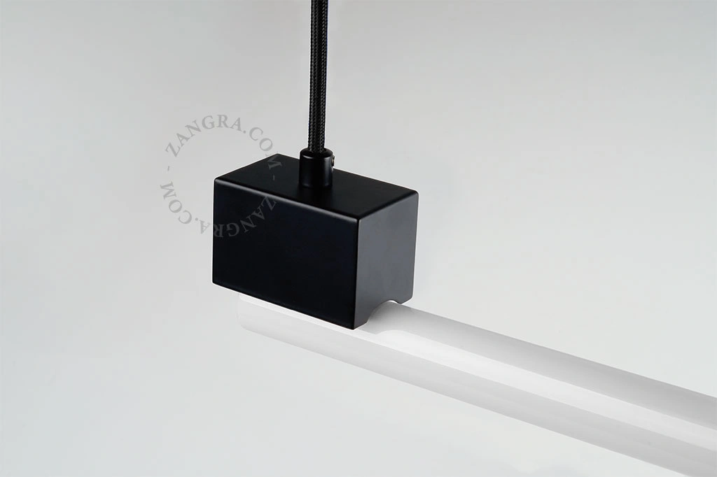 czarna liniowa lampa wisząca Bruno