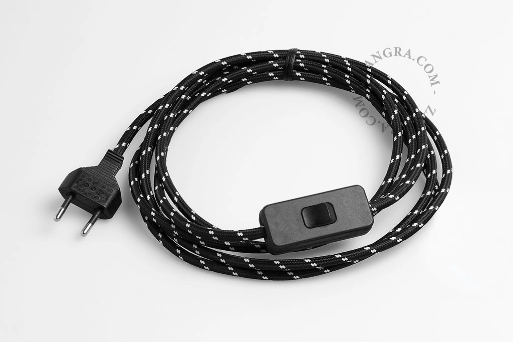 Textilkabel mit Stecker und Schalter - schwarze und weiß gepunktet