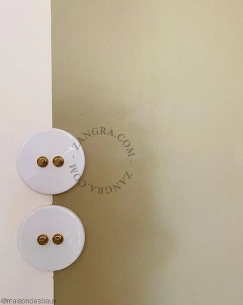 double interrupteur en porcelaine blanche - boutons-poussoirs en laiton
