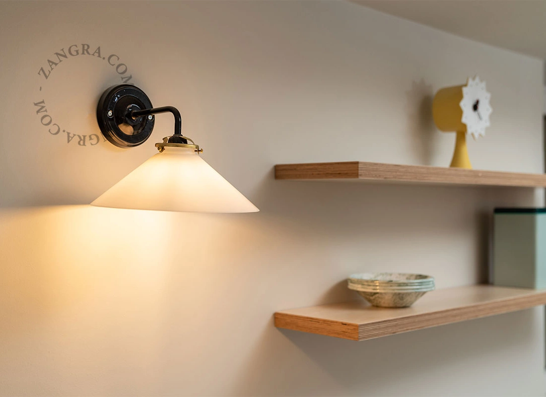 wandlamp Aude in opaalglas