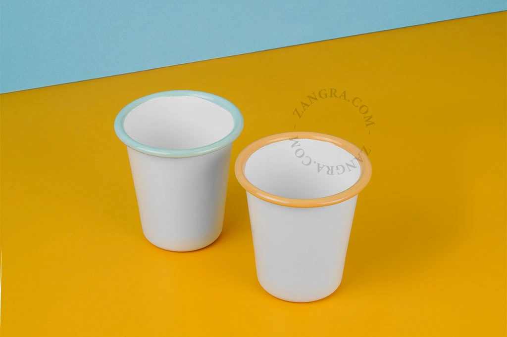 Becher aus weißer Emaille mit blauem Rand - 31 cl