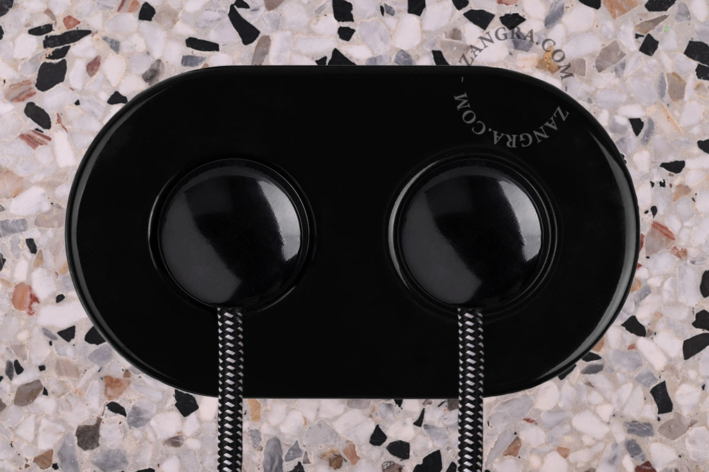 enchufe empotrable doble de porcelana negra