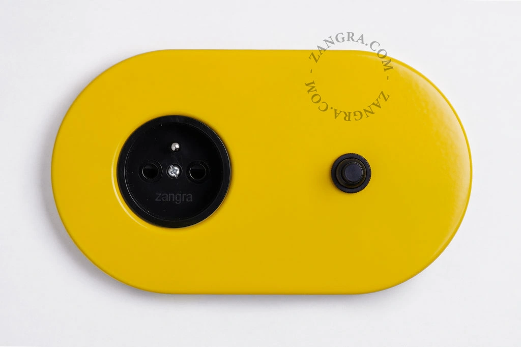 tomada e interruptor embutidos em amarelo - botão de pressão preto