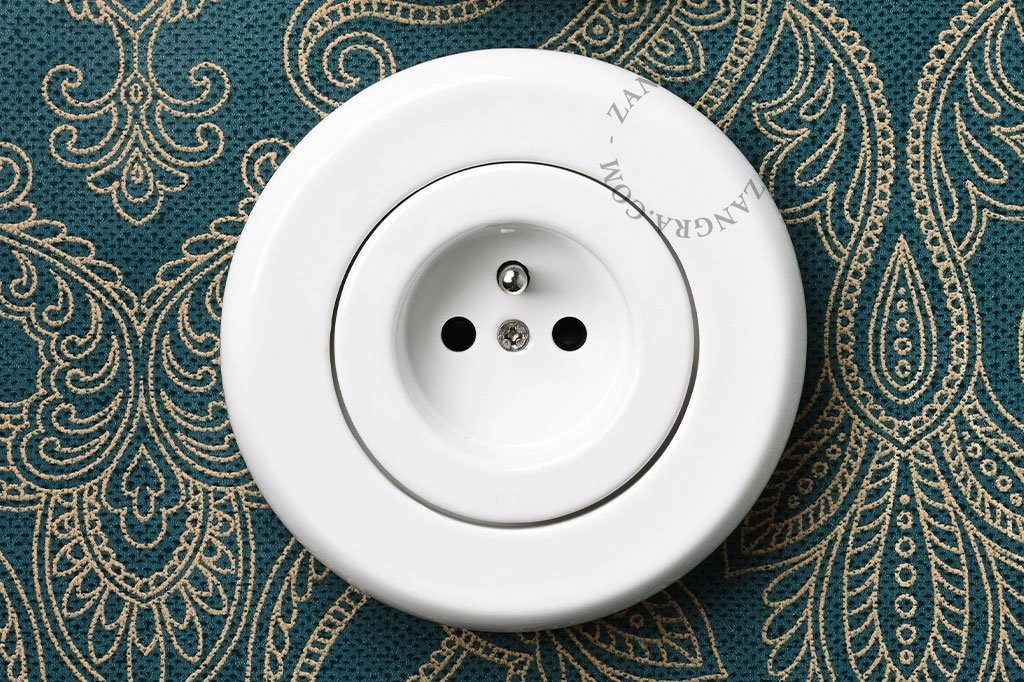 białe porcelanowe gniazdko podtynkowe