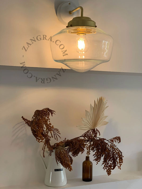 mosiężna lampa ścienna ze szklanym kloszem