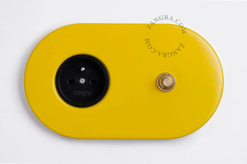 tomada e interruptor embutidos em amarelo - botão de pressão em latão cru