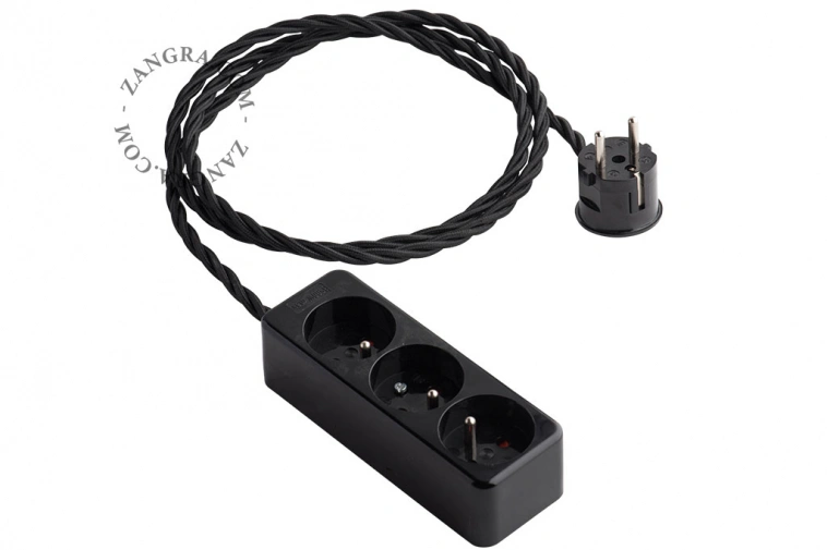 ficha macho CEE 7/7 em preto
