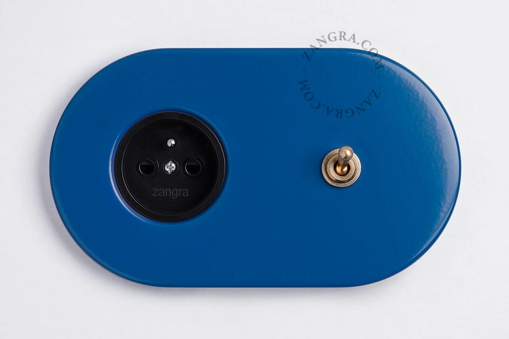 blauw stopcontact met goudkleurige enkelpolige- of wisselschakelaar