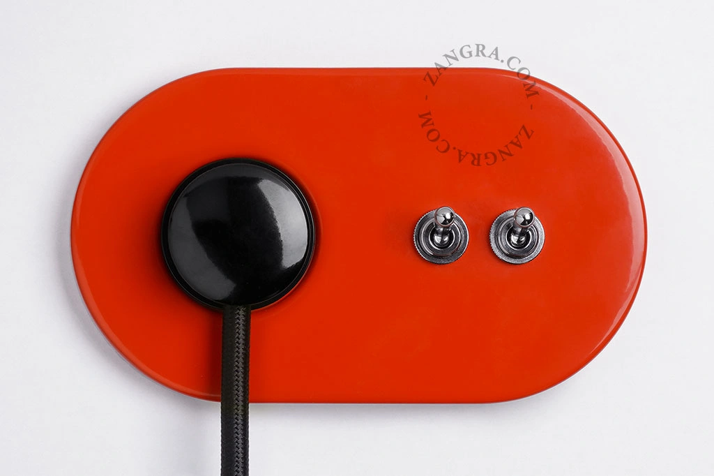 rood stopcontact met drukknop - zwart