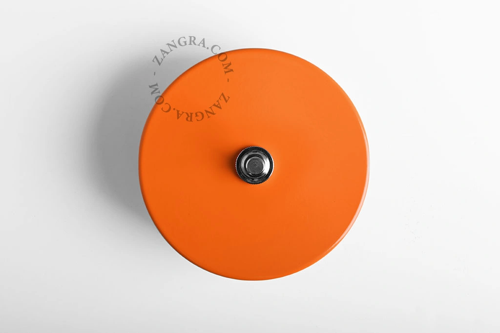 oranje schakelaar met zilverkleurige drukknop