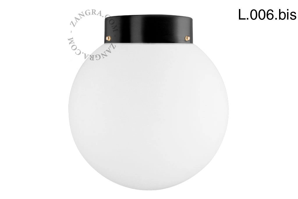 lampa z mosiądzu ze szklanym kloszem