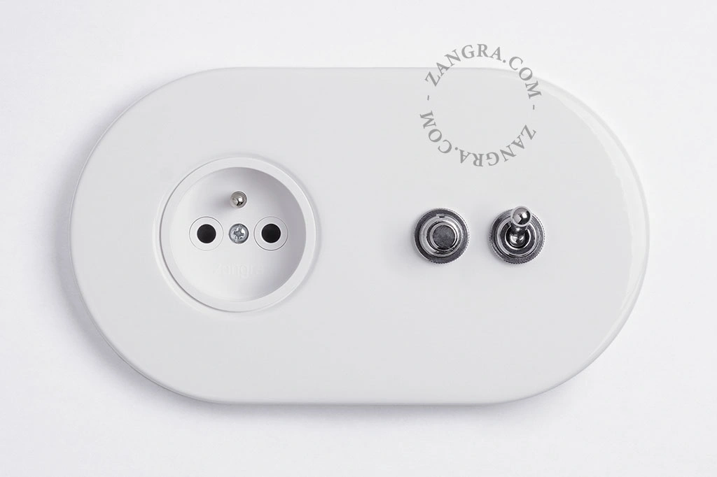 wit stopcontact met  zilverkleurige drukknop en tuimelschakelaar
