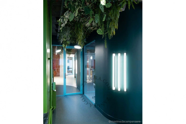 væg- eller loftslampe i hvidt porcelæn S14s – opal stick pære – 100cm