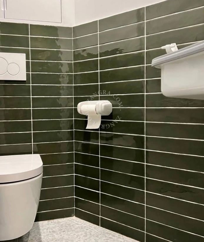 toiletpapirholder i hvidt porcelæn