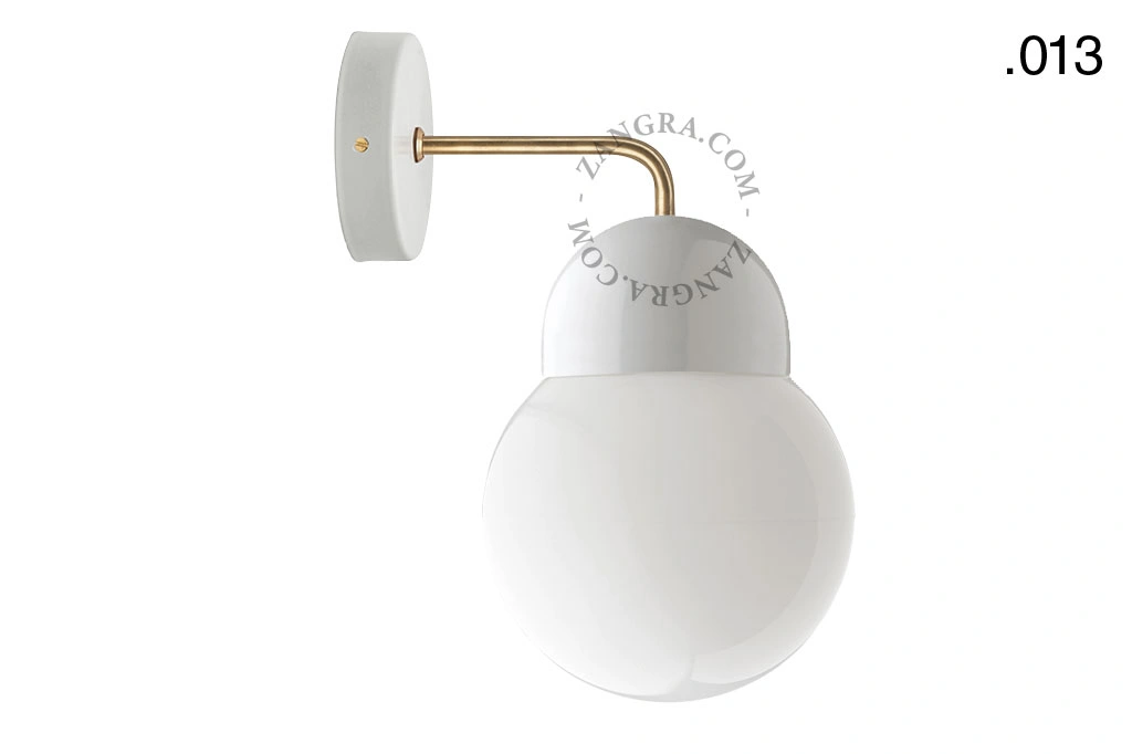 wandlamp van porselein en glas