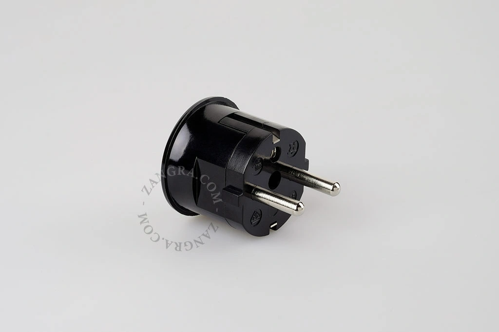 ficha macho CEE 7/7 em preto