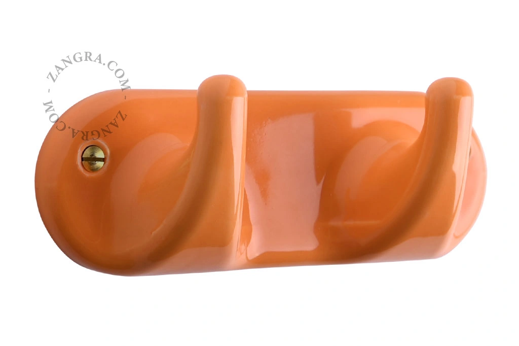 orangefarbener Porzellanhaken