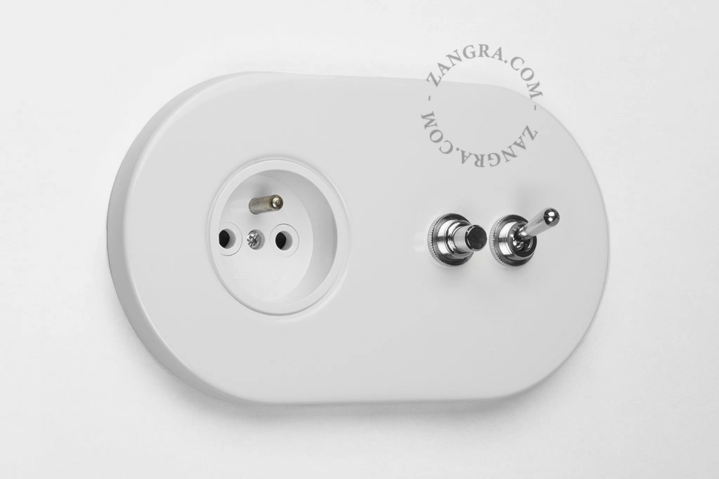 wit stopcontact met  zilverkleurige drukknop en tuimelschakelaar