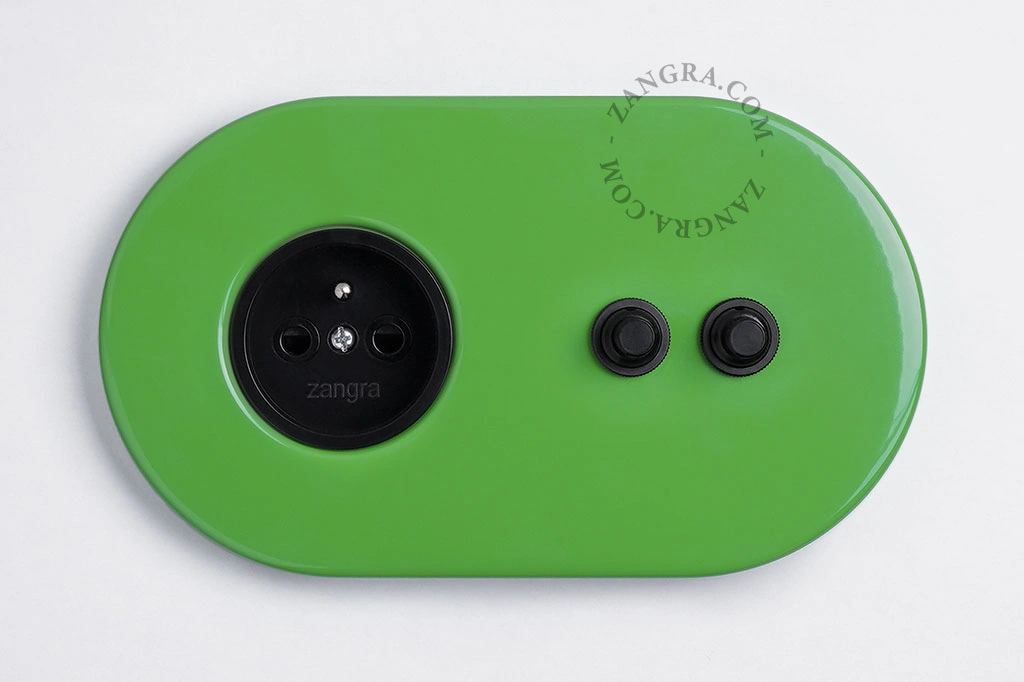 prise murale verte avec double interrupteur - boutons-poussoirs noirs