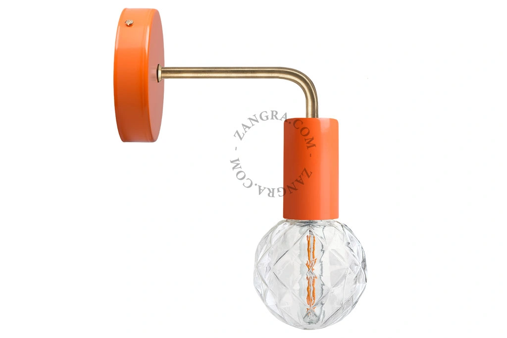 orange væglampe med messing arm