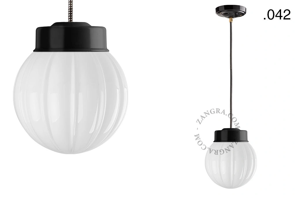 czarna lampa wisząca porcelana ze szklanym kloszem