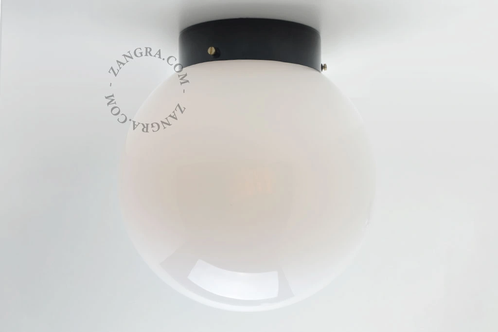 lampa z mosiądzu ze szklanym kloszem