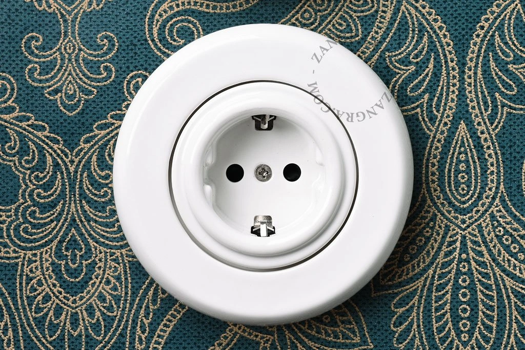białe porcelanowe gniazdko podtynkowe - typ F