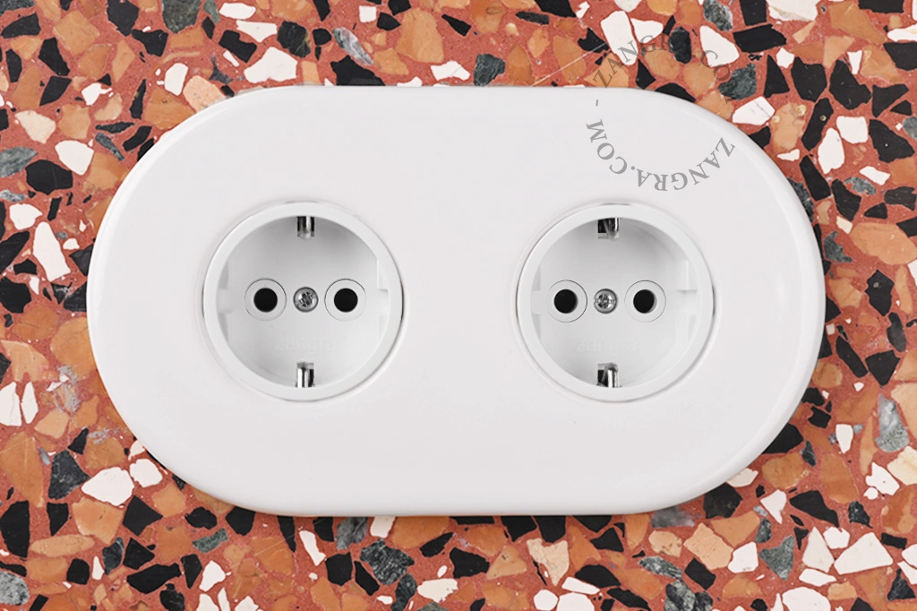 tomada elétrica dupla encastrar de porcelana
