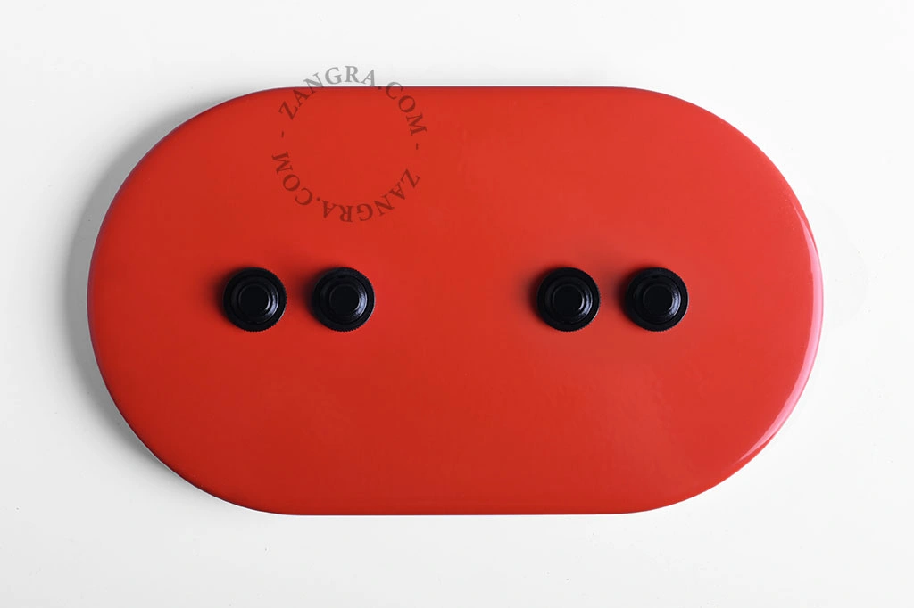 interrupteur rouge - 4 boutons-poussoirs noirs