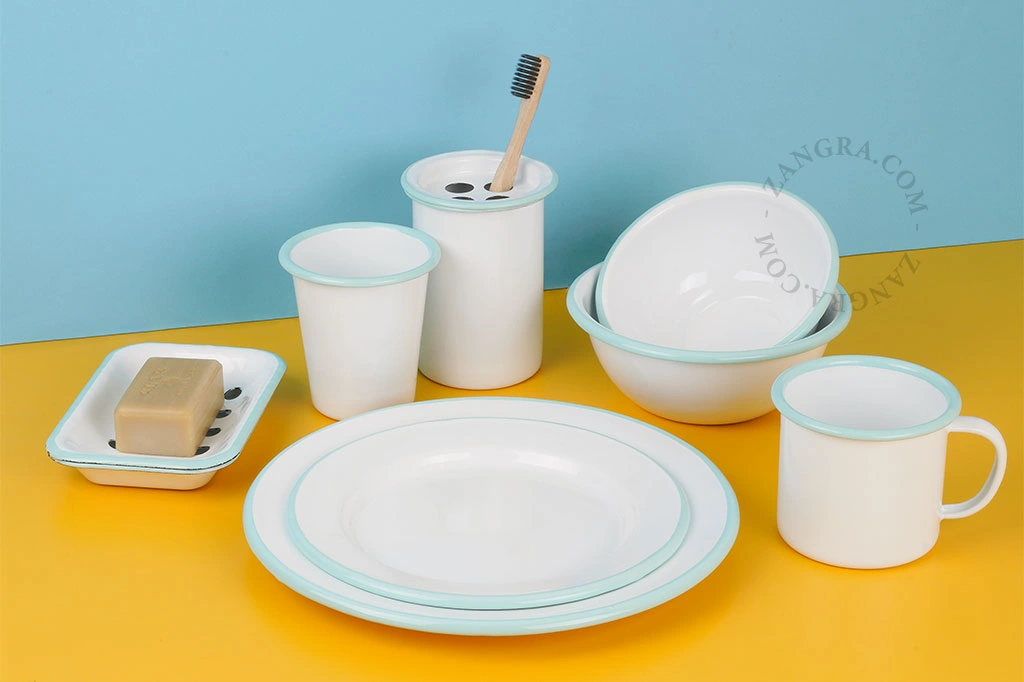 assiette en émail blanc avec bord bleu - Ø 20 cm