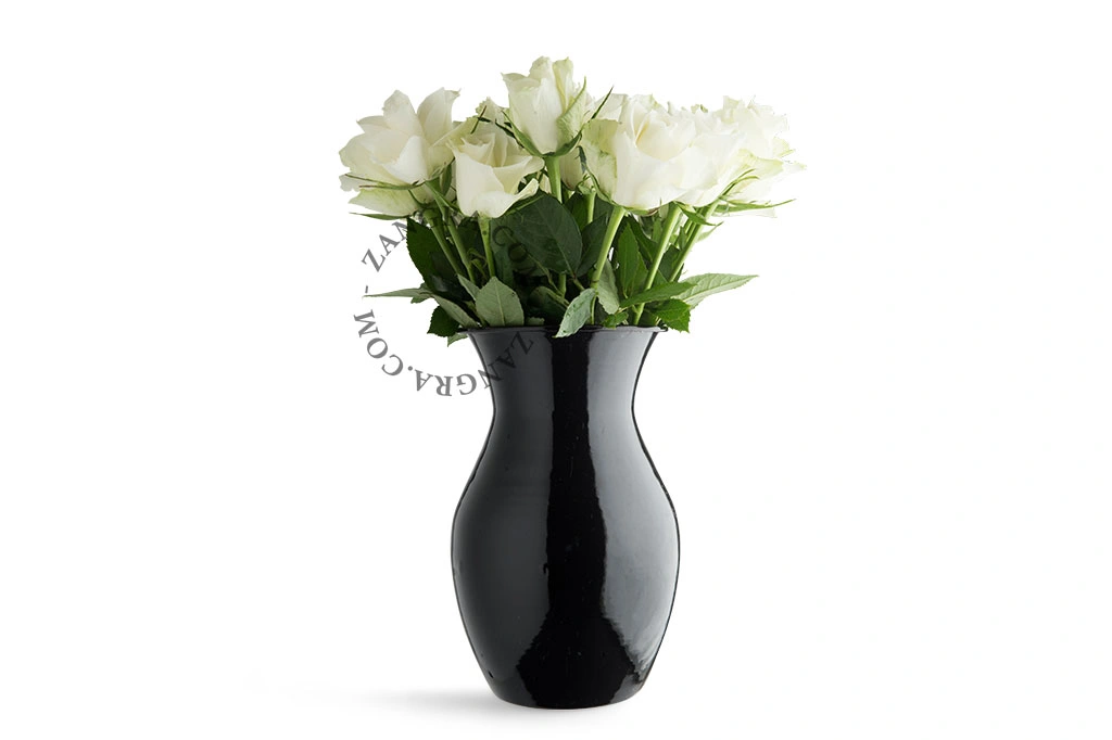 Vase aus schwarzer Emaille