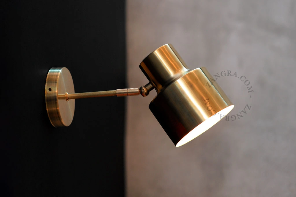 justerbar vägglampa i rå mässing