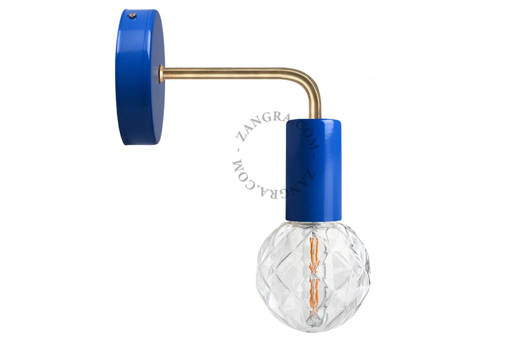blauwe wandlamp met messing arm