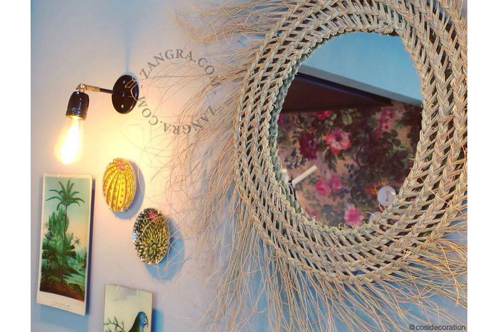 regulowana lampa ścienna w czarnej lub białej porcelanie