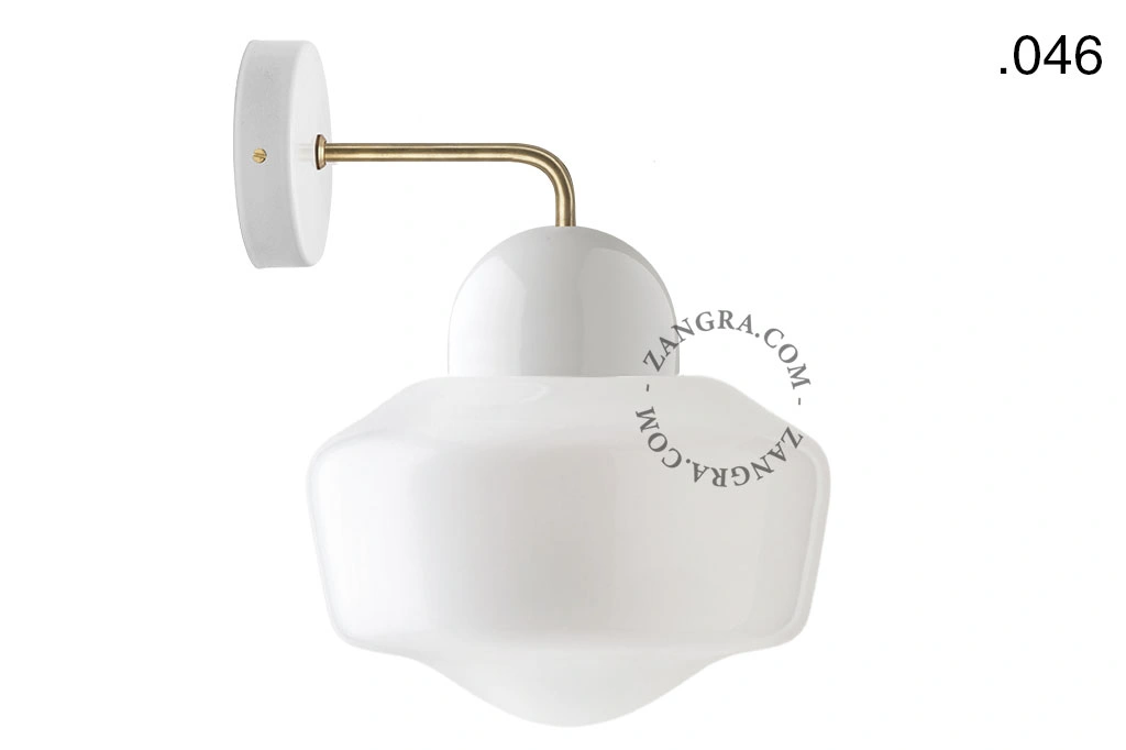 wandlamp van porselein en glas