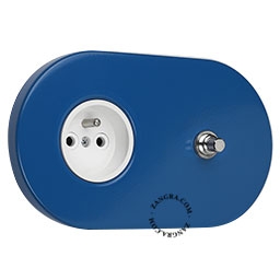 prise murale bleue et interrupteur - bouton-poussoir nickelé