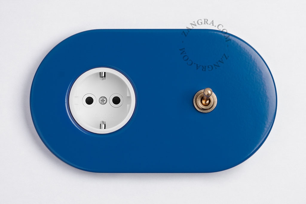 blauw stopcontact met goudkleurige enkelpolige- of wisselschakelaar