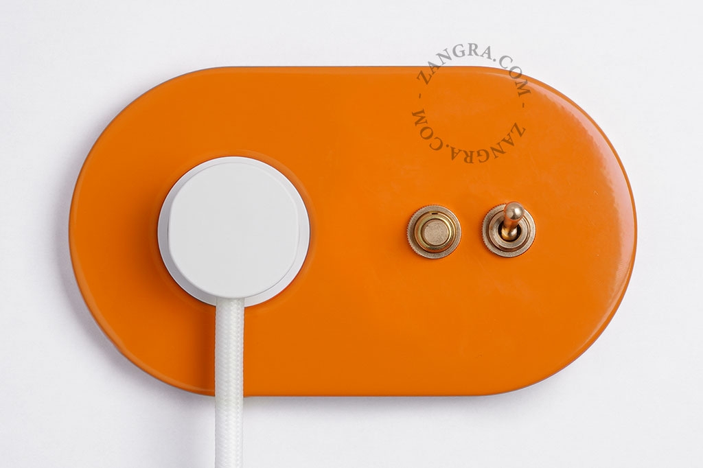 prise murale orange et interrupteur va-et-vient ou simple et bouton-poussoir - laiton brut