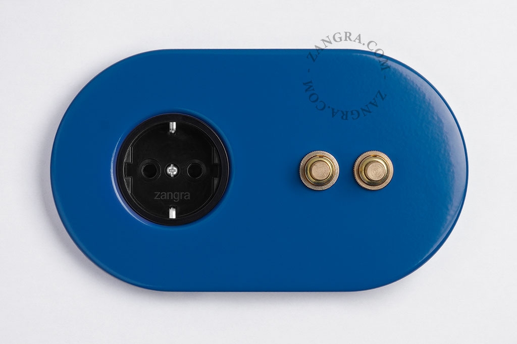 prise murale bleue avec double interrupteur - boutons-poussoirs en laiton brut