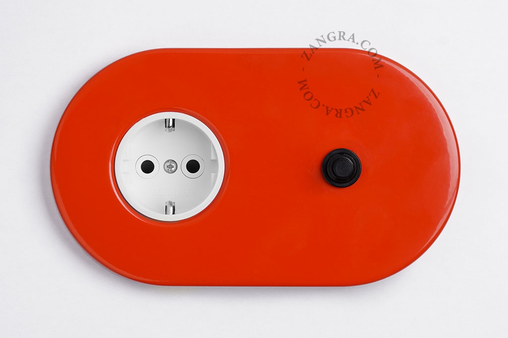 rood stopcontact met drukknop - zwart